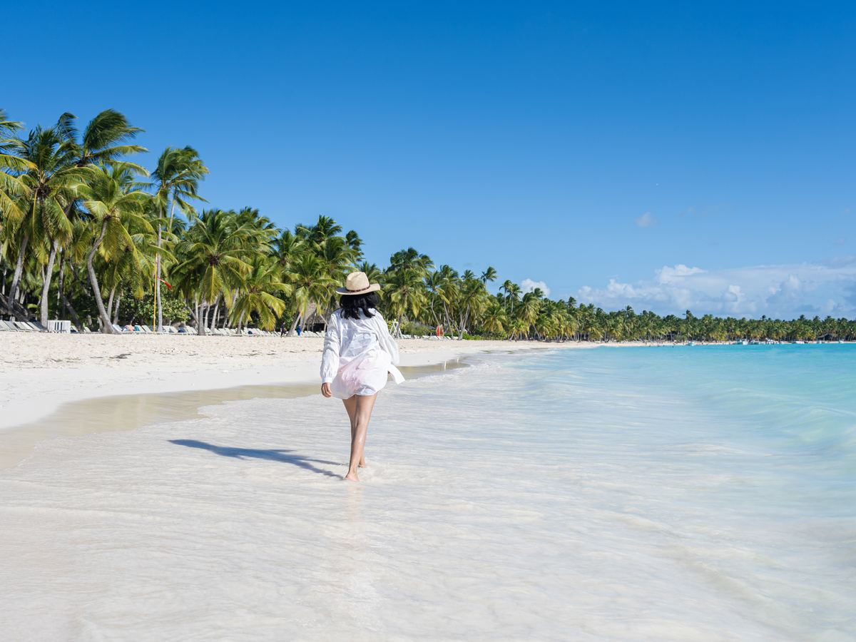 Mujer caminando por una playa en República Dominicana